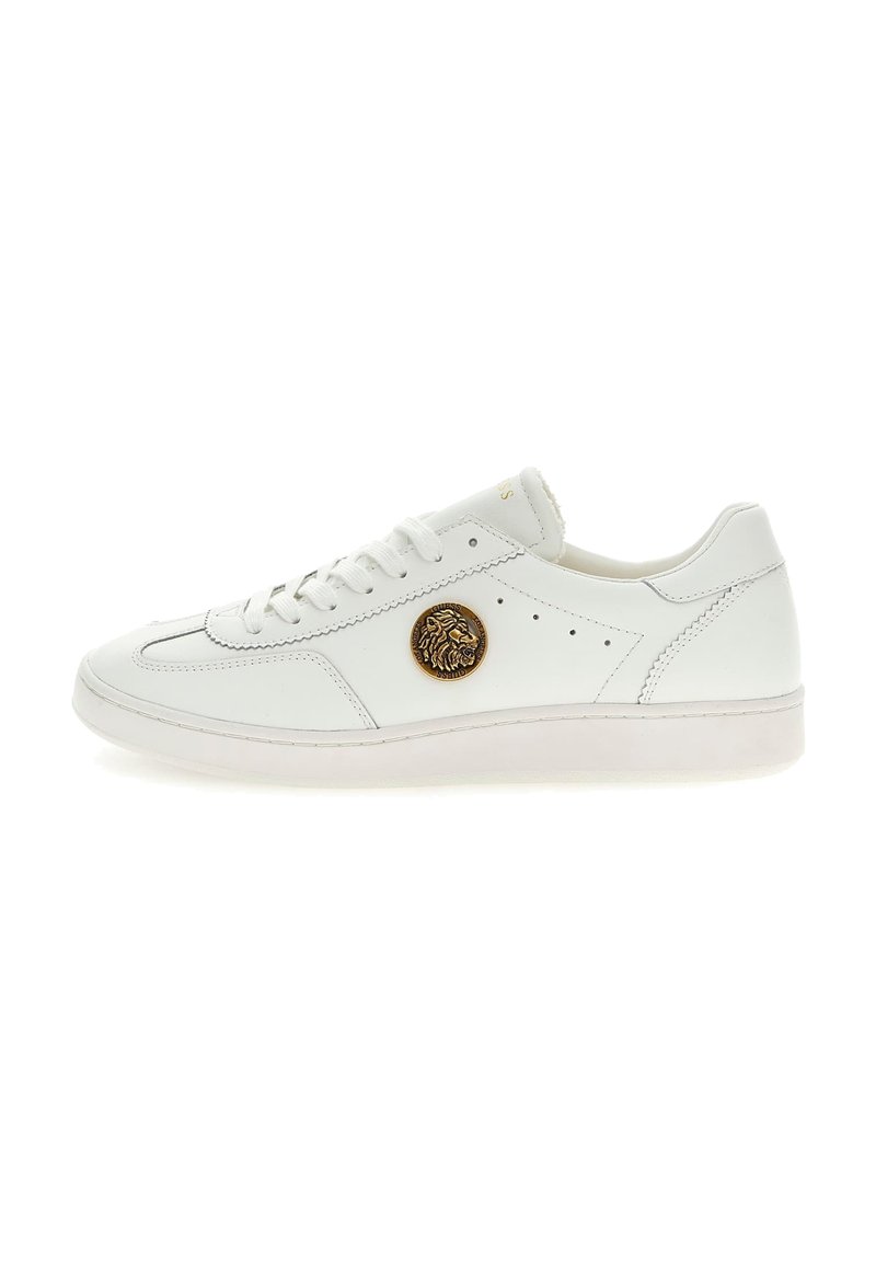 Sneaker bianche in pelle con punta arrotondata, suola piatta bianca, design con lacci e un emblema dorato di leone sul lato.