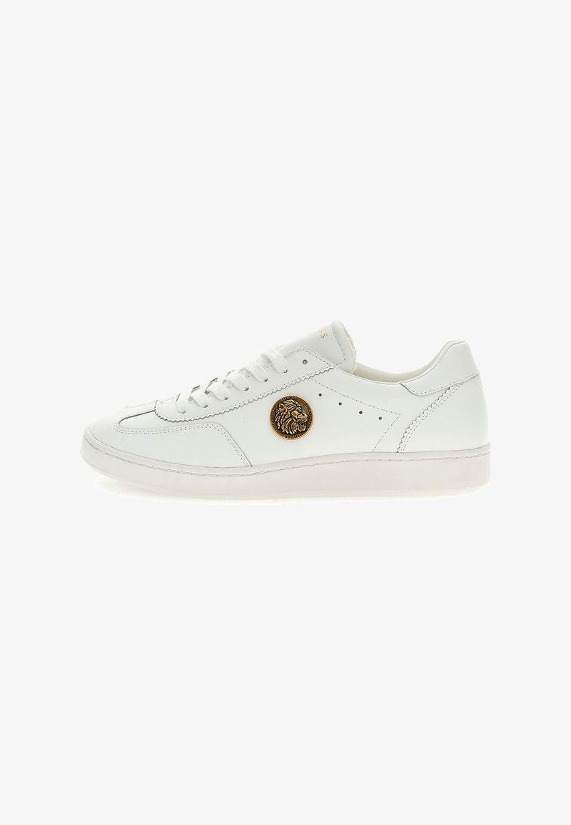 Witte leren sneakers met een ronde neus, platte witte zool, vetersluiting en een gouden leeuwensymbool aan de zijkant.