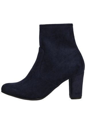 Marinblå faux suede ankelsko med en slank silhuett, avsmalnande tå och en kraftig hög klack. Har sömlös sidodetalj.