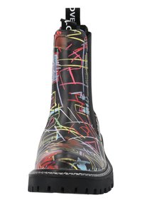 Czarne wodoodporne botki za kostkę z wielokolorowymi wzorami w stylu graffiti, elastycznymi bocznymi panelami i wzorzystą podeszwą dla lepszej przyczepności.