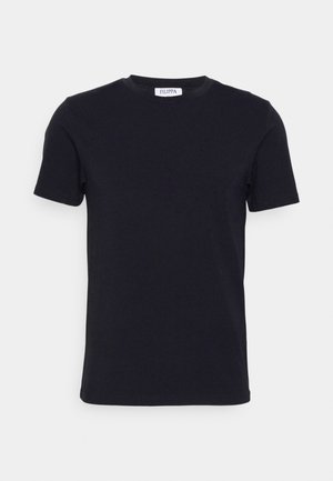 Schwarzes T-Shirt mit kurzen Ärmeln und Rundhalsausschnitt, mit einem kleinen weißen Etikett auf der Innenseite des Kragens.