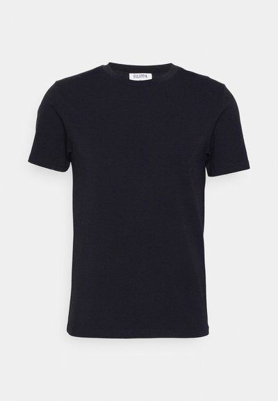 Sort kortærmet t-shirt med rund hals og et lille hvidt mærke indeni halsudskæringen.