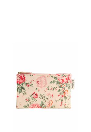Bolsa rectangular con cremallera con patrón floral rosa y rojo, hojas verdes y un pequeño diseño de corazón sobre fondo claro.