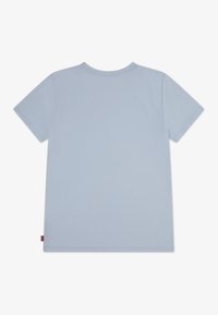 Ανοιχτό μπλε βαμβακερό μπλουζάκι με κοντά μανίκια, στρογγυλή λαιμόκοψη και ραμμένο τελείωμα. Διαθέτει μια μικρή ετικέτα με λογότυπο στο κάτω αριστερό μέρος.