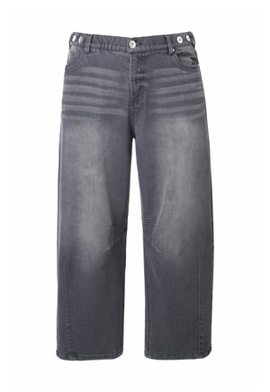 Pantalones cortos de mezclilla gris con corte recto, featuring detalles de rayas sutiles en el frente y dos bolsillos laterales. Cierre de botón y cremallera.