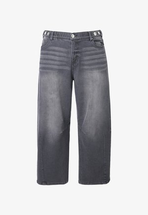 Pantaloni corti in denim grigio con taglio dritto, caratterizzati da una delicata linea decorativa sul davanti e due tasche laterali. Chiusura con bottone e zip.