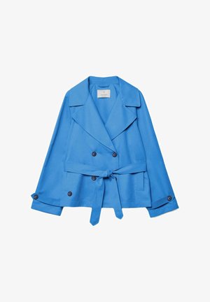 Modra dvoredna jakna s širokimi reverji, zapenjanimi manšetami in pasom, zavezanem v vozel, položena na ravno na belem ozadju.