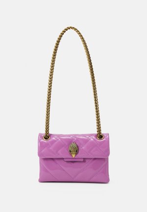 Glänzende, lavendelfarbene, gesteppte Handtasche mit goldener Kettenriemen und aufwändigem goldfarbenem, handförmigem Verschluss auf der vorderen Klappe.