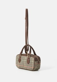 Kleine rechthoekige handtas met leren handvaten en een schouderband in bruin, met een houndstooth patroon in beige, groen en rode tinten.