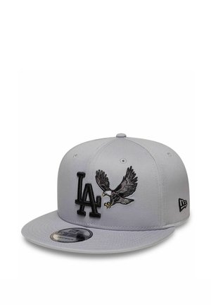 Hellgraue Baseballkappe mit schwarzen LA-Buchstaben und einem bestickten fliegenden Adler auf der Vorderseite, flachem Schirm und verstellbarem Snapback-Verschluss.