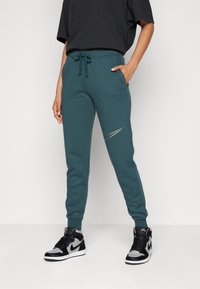 Nike Sportswear CLUB SHINE PANTS - Teplákové kalhoty - deep jungle