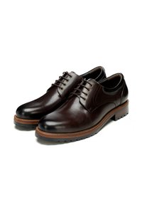 Brązowe skórzane buty wizytowe o gładkim wykończeniu, zaokrąglonym nosku, sześciu złotych przelotkach i kontrastowej gumowej podeszwie z teksturowanym wzorem bieżnika.