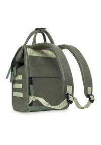 Grüner Kunstleder-Rucksack mit gepolsterten Trägern, Reißverschlusstaschen und einem strukturierten Design. Mit zwei oberen Griffen und dekorativer Naht.