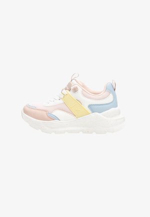 Sneaker chunky con suola bianca, pannelli in rosa pastello, blu e giallo, lacci bianchi e linguette di tiraggio su lingua e tallone.