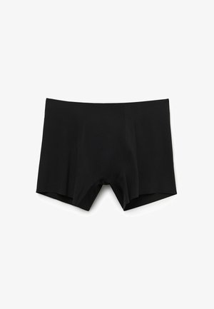 Czarne bokserki wykonane z gładkiego materiału; posiadają wygodny pas, krótkie nogawki oraz wyprofilowaną kieszeń dla wsparcia.