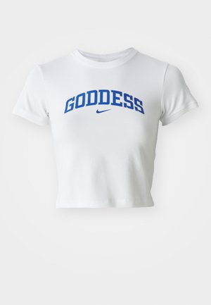 Tricou alb scurt, confecționat dintr-o țesătură moale. Prezentă textul albastru "GODDESS" și logo-ul Nike în centrul său. Mâneci scurte și decolteu rotund.