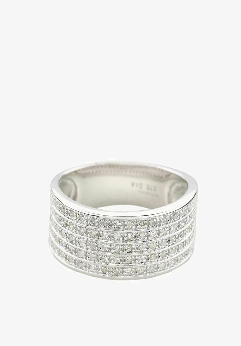 Srebrn prstan z več horizontalnimi vrsticami majhnih prozornih kamenčkov, gladko notranjostjo, širokim pasom, poliranim finišem in brez vidnega graviranja.