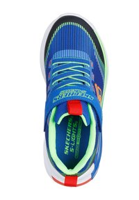 Baskets Skechers S-Lights pour enfants, bleu et vert, avec des lacets néon, une sangle Velcro, des languettes rouges et une semelle blanche, vues de dessus.