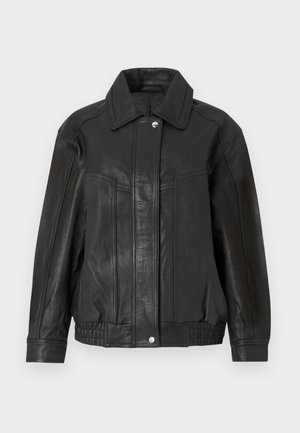 Veste en cuir noir avec des boutons-pression à l'avant, un large col, des manches longues et un ourlet ajusté élastiqué sur fond blanc.