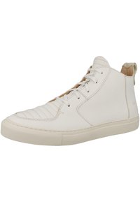 Sneakers wysokie, białe skórzane z textured czubkiem, tonalnym przeszyciem i gładkim wykończeniem. Posiadają wyściełany kołnierz oraz płaski system sznurowania.