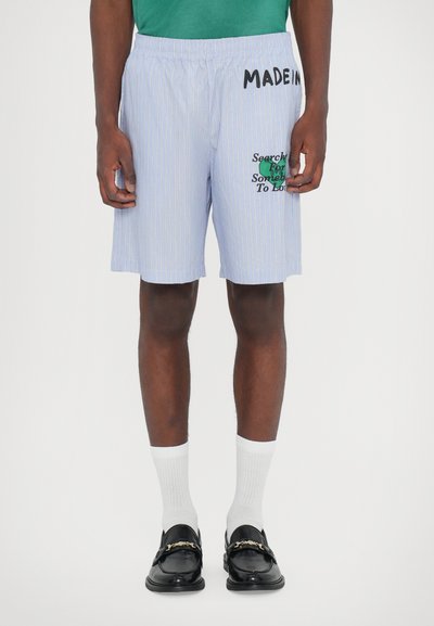 Bermuda a righe azzurro chiaro con vita elastica. Presenta la scritta "MADE IN" e la frase ricamata in verde "Searching for Something to Lose."