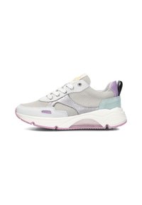 Grijze en lavendel sportshoe met mesh- en suede-materialen, ronde neus, dikke witte zool met paarse accenten en een contrasterende achterlus.