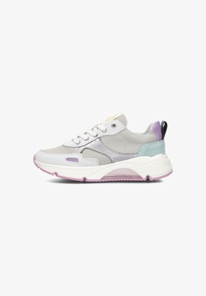 Grijze en lavendel sportshoe met mesh- en suede-materialen, ronde neus, dikke witte zool met paarse accenten en een contrasterende achterlus.