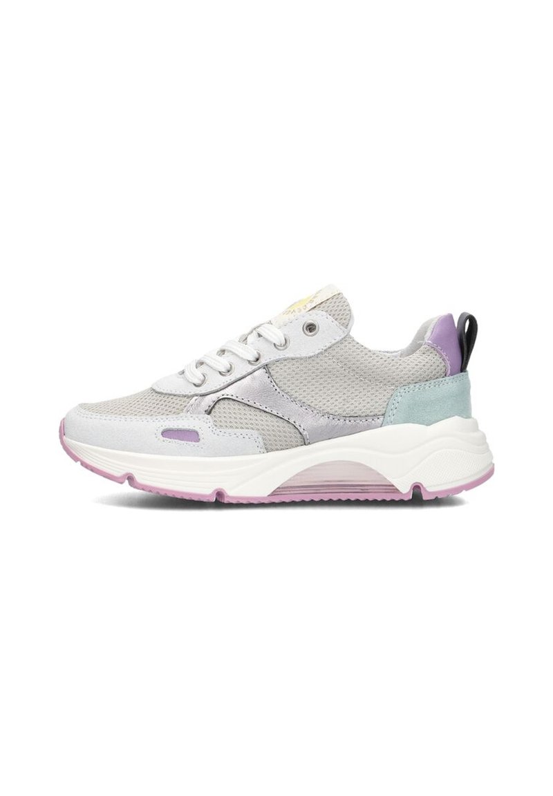 Grijze en lavendel sportshoe met mesh- en suede-materialen, ronde neus, dikke witte zool met paarse accenten en een contrasterende achterlus.