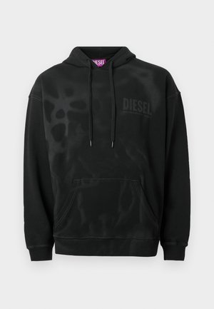 Sudadera con capucha negra de diseño clásico, con bolsillo frontal, capucha con cordón y un sutil estampado tonal de "DIESEL". Textura suave, ajuste casual.
