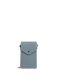 Petit sac bandoulière rectangulaire en cuir bleu clair avec rabat en forme d'enveloppe et une chaîne en argent, isolé sur fond blanc.