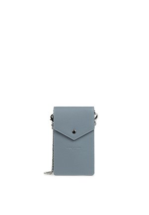 Piccola borsa a tracolla rettangolare in pelle blu chiaro con pattina a busta e tracolla in catena argentata, isolata su sfondo bianco.