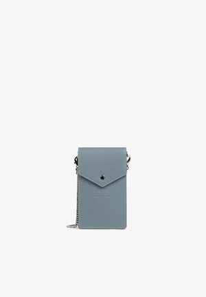 Piccola borsa a tracolla rettangolare in pelle blu chiaro con pattina a busta e tracolla in catena argentata, isolata su sfondo bianco.