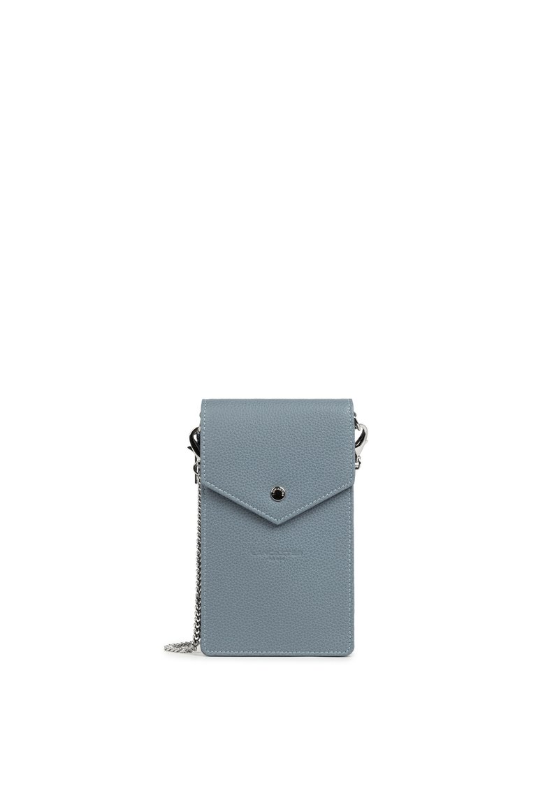 Petit sac bandoulière rectangulaire en cuir bleu clair avec rabat en forme d'enveloppe et une chaîne en argent, isolé sur fond blanc.