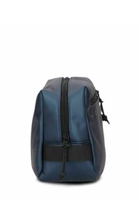 Navyblauwe cosmeticatas met een strak ontwerp, gemaakt van glad materiaal. Beschikt over een centrale rits en een zwarte stoffen strap aan de zijkant.