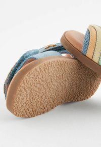 Denimsandaler med flerfärgade randiga detaljer; texturerad gummisula; har läderimitationremmar och metallknappdetalj.
