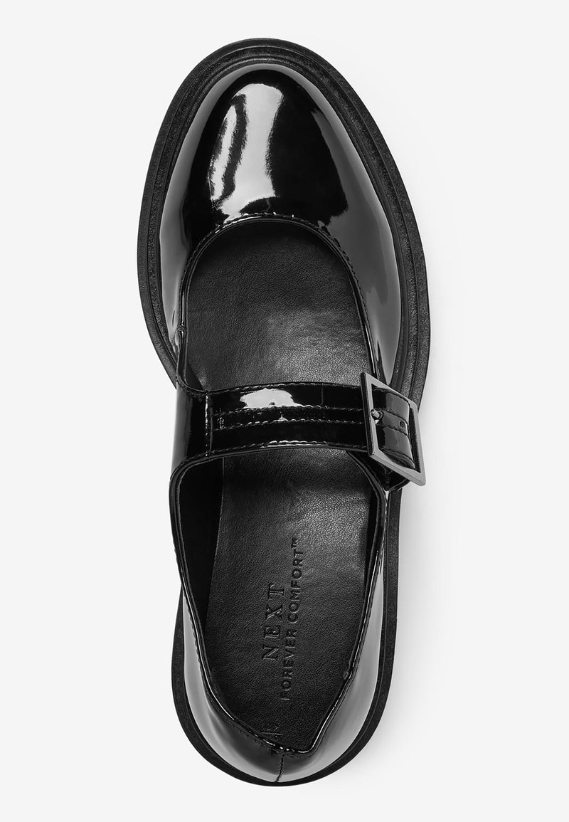 Chaussure en cuir verni noir avec bout arrondi, bride réglable avec boucle, et finition à texture lisse. Logo visible à l'intérieur.