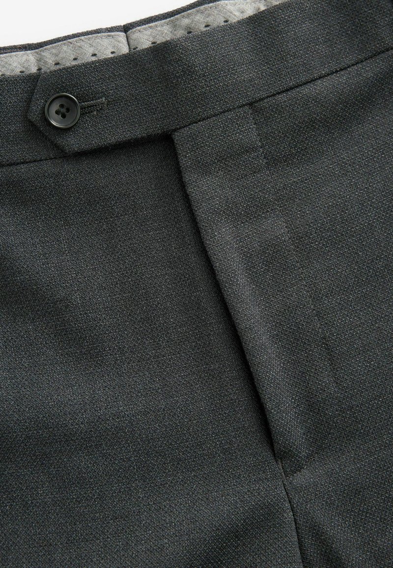 Pantaloni personalizați de culoare gri închis, confecționați dintr-un material texturat, având un închizător cu un singur nasture negru și un detaliu de pliu frontal curat.