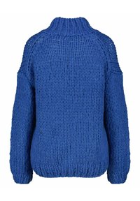 Suéter azul de punto extragrande con cuello alto, tela texturizada y puños acanalados. El diseño trasero incluye detalles de punto abierto.