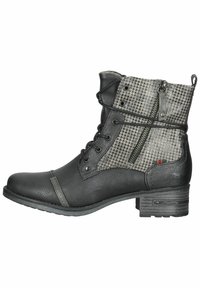 Stivale alla caviglia in pelle nera con un pannello in tessuto grigio testurizzato con motivo a scacchi houndstooth, chiusura con lacci e dettaglio della cerniera laterale.