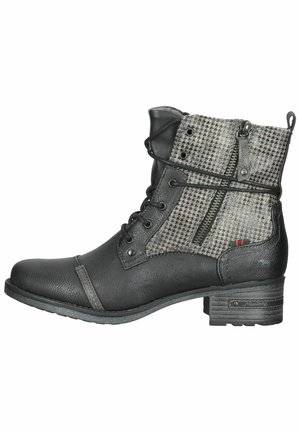 Bottine noire en cuir avec un panneau en tissu gris texturé à motif pied-de-poule, fermeture à lacets à l'avant et détail de fermeture éclair sur le côté.