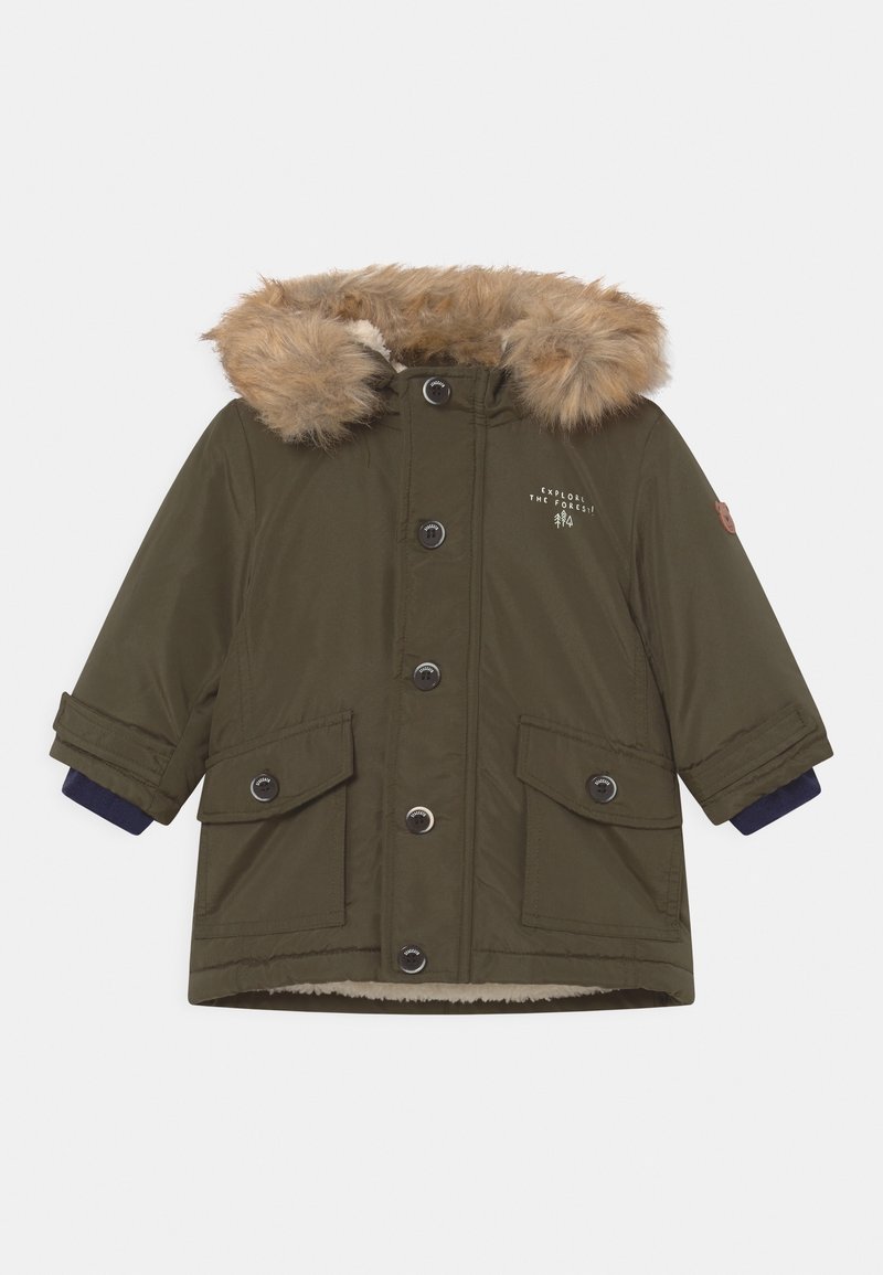 Parka olive pour enfant avec capuche bordée de fourrure, fermeture à boutons, poches à rabat, et texte "Explore la forêt !" sur la poitrine.