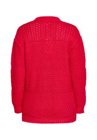 Maglione rosso lavorato a maglia con un motivo a rete aperta, polsini e orlo a coste. La parte posteriore presenta linee orizzontali strutturate con texture variate.