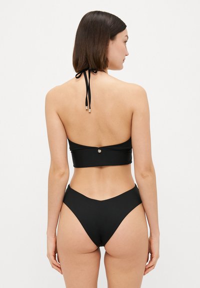 Musta bikinit, joissa on säädettävä kaulakierto, bandeau-tyylinen yläosa ja korkeavyötäröiset alaosat. Sujuva pinta, jossa on minimaalinen yksityiskohtaisuus.