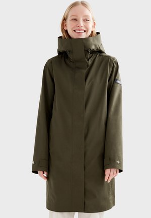 Olijfgroene waterdichte jas met een hoge kraag, rits aan de voorkant en drukknoopsluiting. Kenmerkt zich door een logo-opdruk op de mouw en een losse, rechte pasvorm.