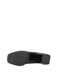 Semelle de chaussure habillée noire avec un bout carré et un talon bloc, vue par dessous sur un fond blanc.