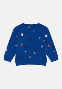 Sudadera de manga larga azul con letras, números y símbolos multicolores dispersos en blanco, marrón, gris y negro.