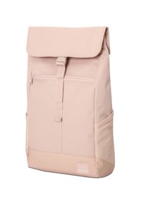 Sac à dos rectangulaire rose pâle avec rabat supérieur, poche avant zippée, poches latérales et sangle centrale avec boucle.