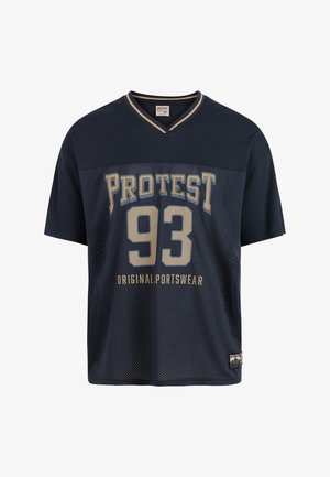 Sportska odjeća tamnoplave boje koja se sastoji od majice kratkih rukava od mrežastog materijala s grafikom "Protest 93" i podudaranih hlačica, s opuštenim krojem.