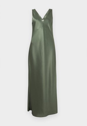 Μακρύ αμάνικο φόρεμα από σατέν σε ελαιοπράσινο χρώμα με V-λαιμόκοψη και πλαϊνή σχισμή, παρουσιασμένο σε απλό ανοιχτό φόντο.