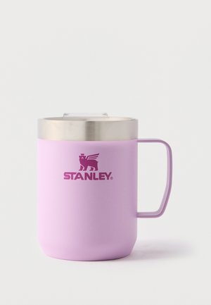 Taza aislada de acero inoxidable color lila claro con asa y tapa transparente, con el logo de Stanley en morado oscuro.